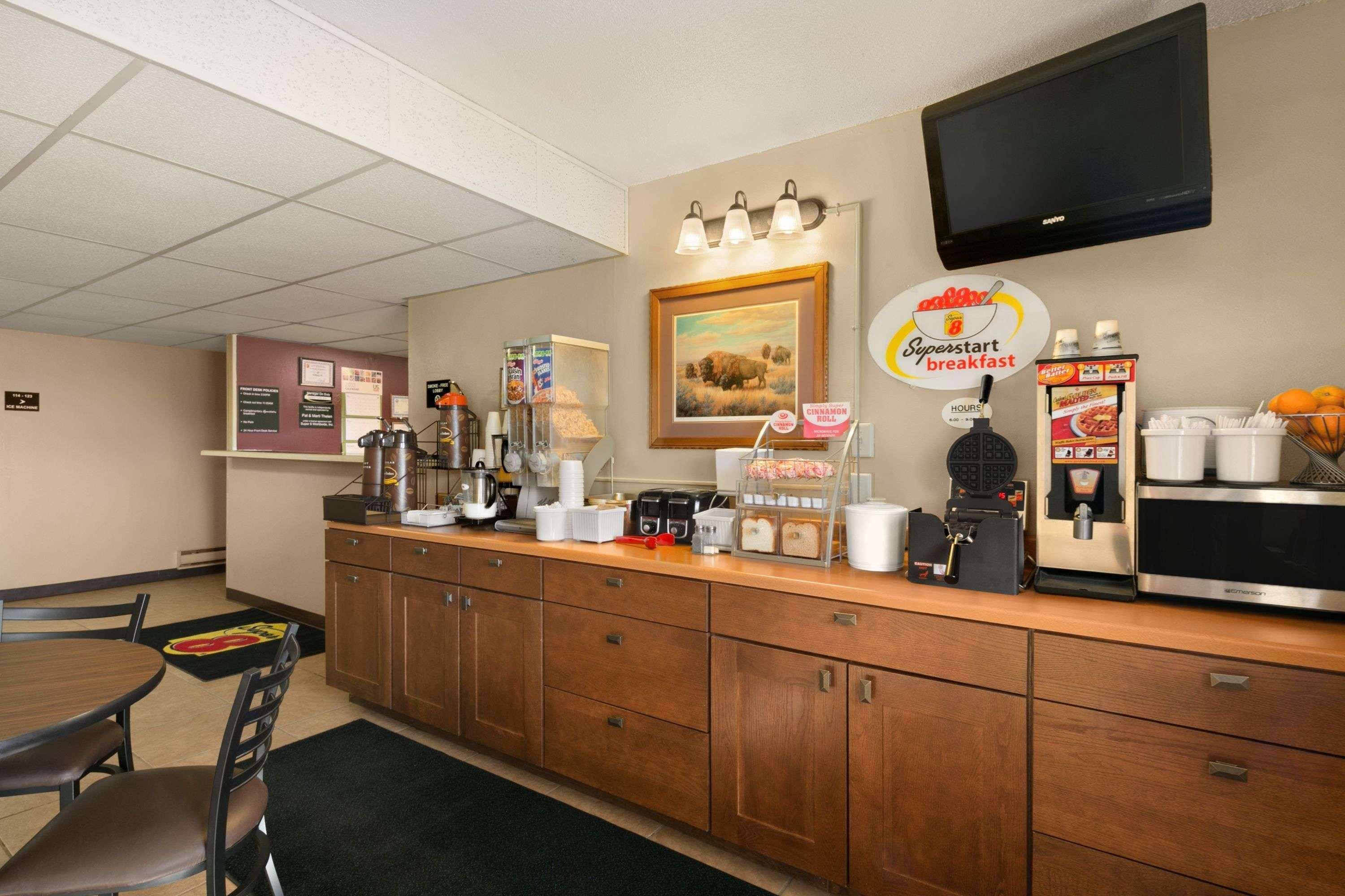 Super 8 By Wyndham Redfield Hotel Exterior photo